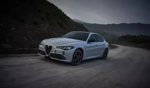Alfa Romeo hủy bỏ kế hoạch ra mắt Giulia và Stelvio mới để bắt đầu lại từ đầu