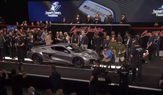 Chevrolet Corvette ZR1X VIN 001 được bán với giá 2,6 triệu USD, người mua không ai khác ngoài doanh nhân này