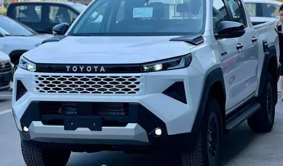 Ngắm hình ảnh "bằng xương, bằng thịt" của Toyota Hilux thế hệ mới tại đại lý Việt trước giờ ra mắt