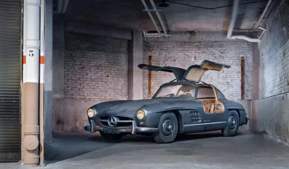 Đừng nhìn chiếc Mercedes-Benz 300 SL Gullwing đầy bụi bặm này mà nghĩ rẻ, ai đó đã bỏ ra 136 tỷ đồng để sở hữu