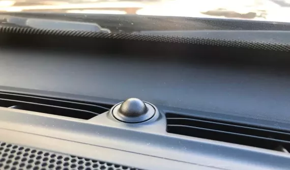 Quả cầu nhỏ trên mặt táp-lô của ô tô dùng để làm gì?