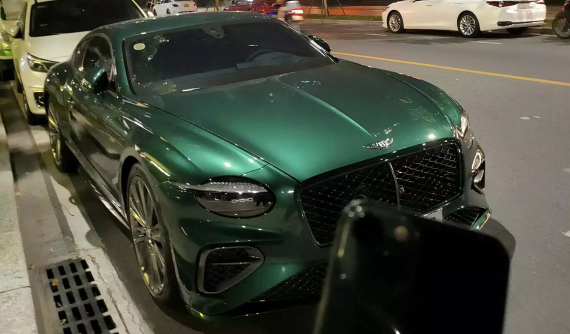 Bentley Continental GT thế hệ mới mang màu xanh lá đậm đặc trưng của dân chơi Porsche Hà thành