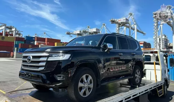 Tội phạm bay sang nước ngoài chỉ để ăn trộm Toyota Land Cruiser