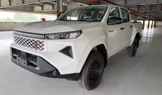 Cận cảnh Toyota Hilux 2026 bản 1 cầu số sàn mới ra mắt Việt Nam với giá 632 triệu đồng