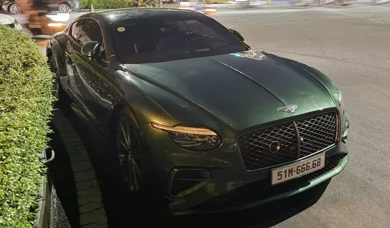 Hà Nội gọi, doanh nhân Sài thành đáp lời với Bentley Continental GT thế hệ mới cùng màu, biển số gần 1 tỷ đồng