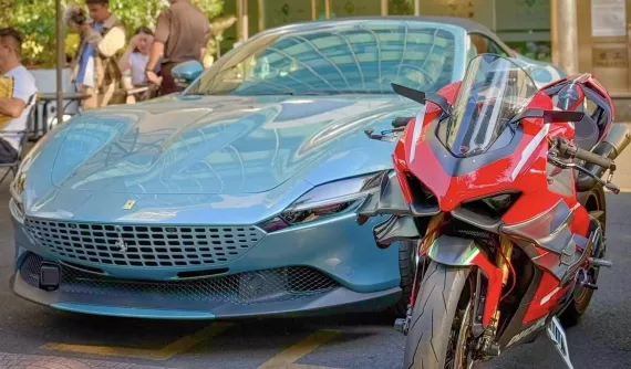 Ferrari Roma Spider thứ 2 tại Việt Nam bất ngờ được trưng bày gần đại bản doanh của doanh nhân này