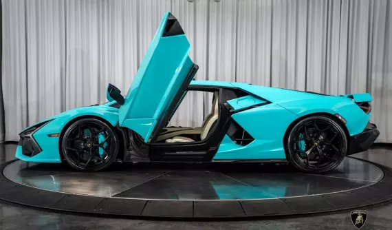 Lamborghini Revuelto màu Blu Glauco đang chờ bạn bay đến Miami để rước về