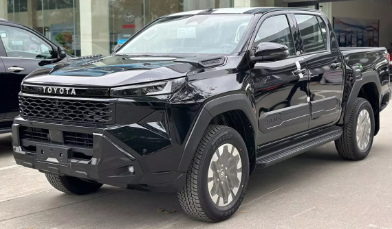Ngắm hình ảnh thực tế của Toyota Hilux 2026 bản 2 cầu số tự động tại đại lý Việt