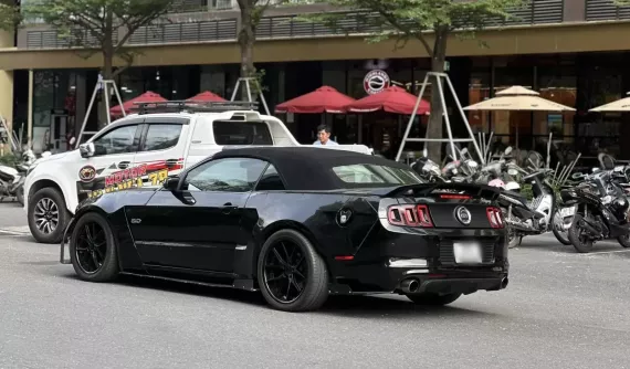 Hàng độc Ford Mustang GT/CS Convertible trên đường phố Sài thành