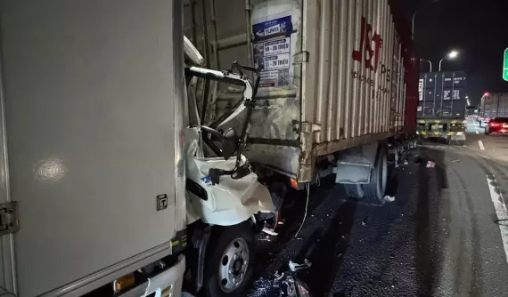 Video quay diễn biến vụ va chạm tóe lửa trên cao tốc TP.HCM - Long Thành khiến 1 tài xế thiệt mạng