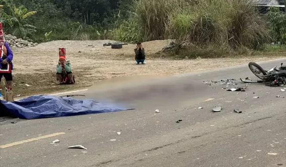 Video: Ngã ra đường sau va chạm, nam học sinh đi xe máy bị xe ben cán tử vong tại Quảng Ninh
