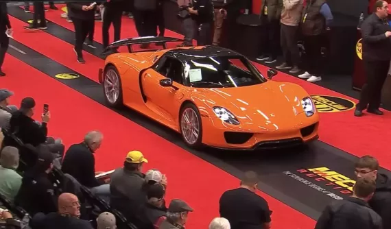 "Qua" Vũ sẽ cười tít mắt khi biết chiếc Porsche 918 Spyder này mới được bán hơn 6 triệu USD