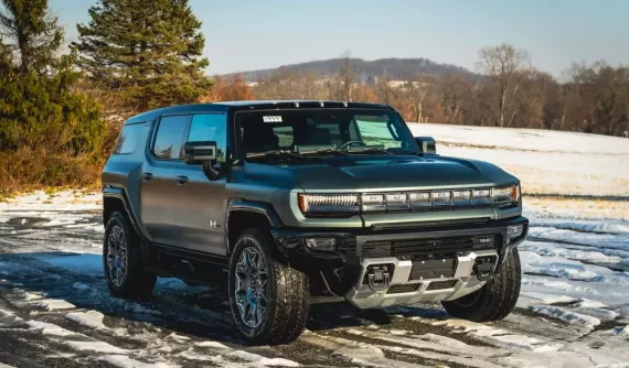 Qua rồi thời kỳ giá bị thổi tăng vèo vèo, SUV điện Hummer giờ đây có giá khá dễ chịu