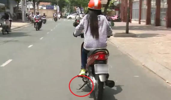 Không gạt chân chống xe máy có thể bị phạt tới 14 triệu đồng