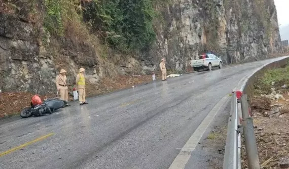 Video quay khoảnh khắc ô tô vượt ẩu tại khúc cua trên quốc lộ 6, cán tử vong 2 người đi xe máy