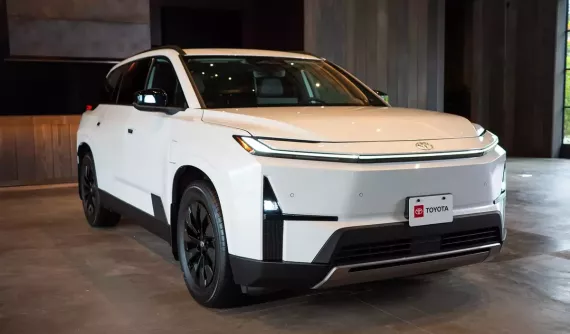 SUV gia đình Toyota Highlander lột xác thành ô tô điện, chạy tối đa hơn 500 km sau khi sạc