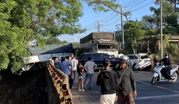 Video hé lộ khoảnh khắc ô tô tải vượt ẩu, tông liền 4 xe trên quốc lộ 14