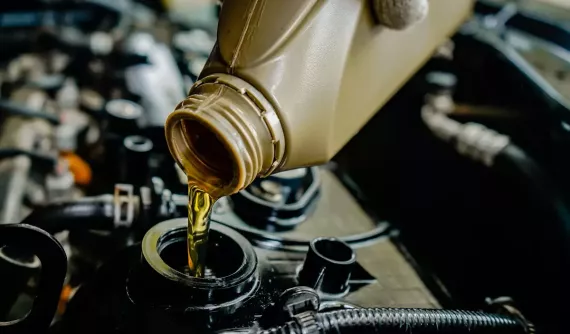 Có nên dùng dầu tổng hợp cho ô tô hay không?