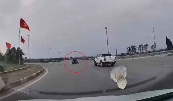 Video: Xe máy đi ngược chiều tại vòng xuyên, tông ngang xe bán tải, 2 vợ chồng thương vong