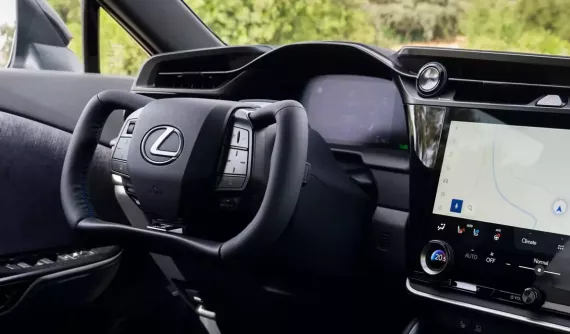 Sau tay nắm cửa ẩn, đến lượt vô lăng chữ nhật bị "cấm cửa"