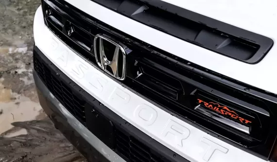 Kẻ gian bẩy logo xe lên để lấy một linh kiện đắt tiền