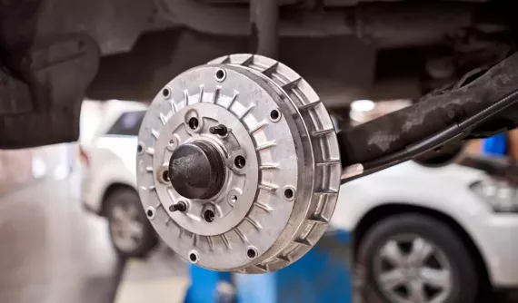 Vì sao một số mẫu ô tô hiện vẫn dùng phanh tang trống phía sau?