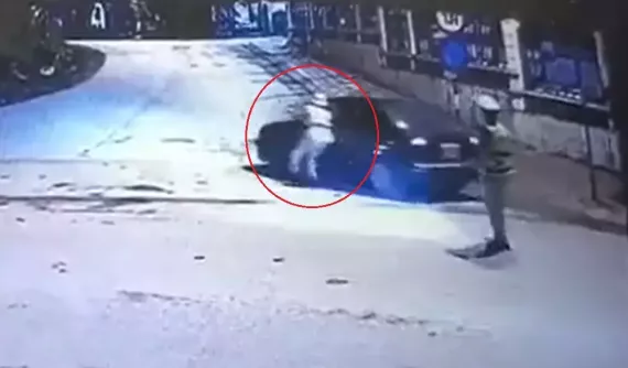 Video: Tài xế ô tô vi phạm nồng độ cồn tăng ga bỏ chạy, kéo theo CSGT tại Tuyên Quang