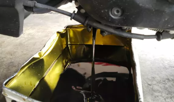 Vì sao dầu nhớt động cơ chuyển sang màu đen?