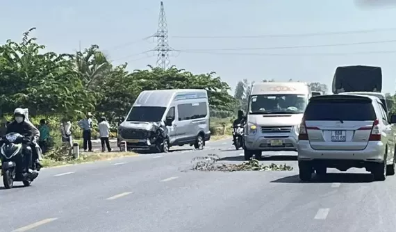 Video: Né ô tô đi từ nhà ra, tài xế tông trúng Ford Transit trên đường tránh Long Xuyên