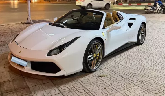 "Bạch mã" Ferrari 488 Spider đẹp mắt tại Hà Nội