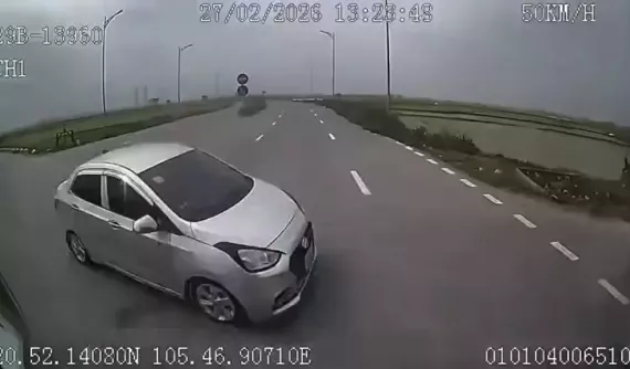 Rùng mình với cảnh 2 ô tô "chạy như ma đuổi" và va chạm tại ngã tư khiến cặp vợ chồng thương vong