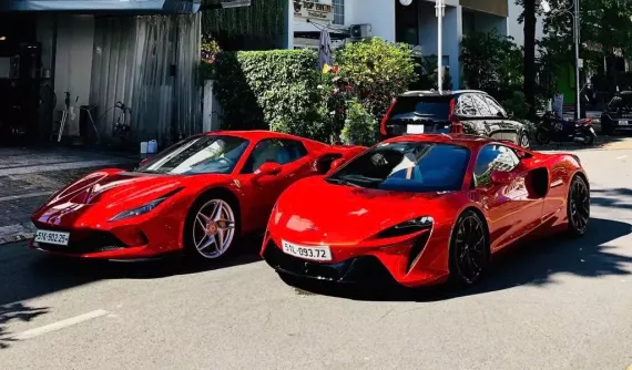 Cặp siêu xe đẹp mắt xuất hiện tại quận 7: Ferrari F8 Spider đã ở đây hơn 2 năm