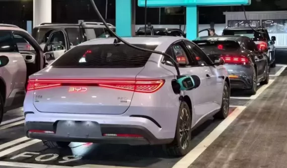 BYD ra mắt bộ sạc xe điện mới nhanh đến mức được bố trí như trạm bơm xăng