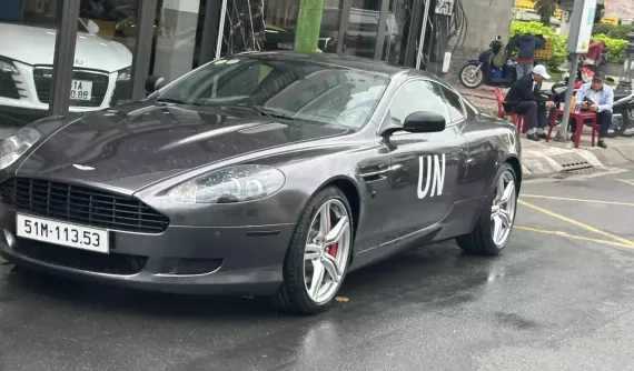 "Qua" Vũ lái Aston Martin DB9 hơn 15 năm tuổi xuống đường