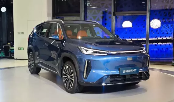 Geely ra mắt SUV cỡ trung mới, chỉ tiêu thụ 3,35 lít xăng/100 km