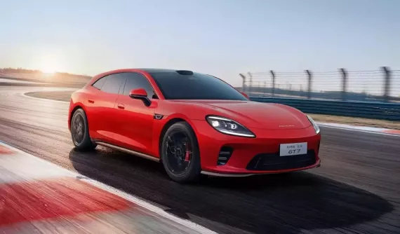 Sau Range Rover, đến lượt Porsche Taycan trở thành khuôn mẫu để "đúc" ô tô điện Trung Quốc