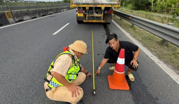 Đặt biển cảnh báo cách đuôi xe bao nhiêu mét để không bị phạt 13 triệu đồng?