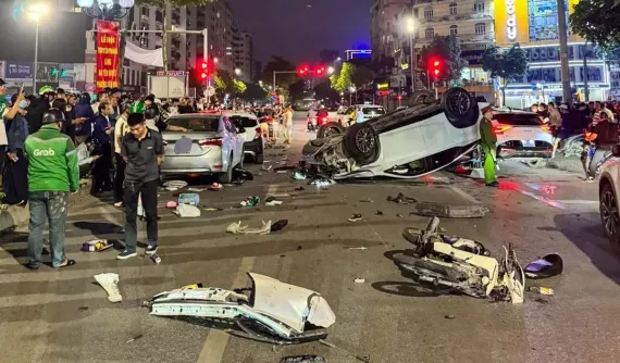 Video quay khoảnh khắc xe sang Lexus gây tai nạn liên hoàn tại Hà Nội