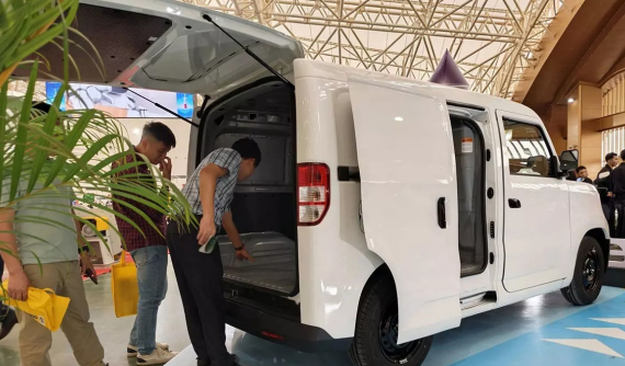 VinFast EC Van phiên bản cửa lùa mới được trưng bày tại Trung tâm Triển lãm Việt Nam