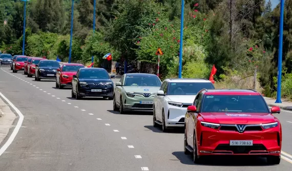 Vingroup gia hạn chương trình giảm giá cho khách hàng chuyển đổi từ xe xăng sang ô tô điện