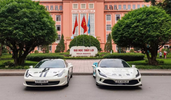 “Siêu ngựa” Ferrari F8 Spider khuấy đảo giới sinh viên tại Hà Nội