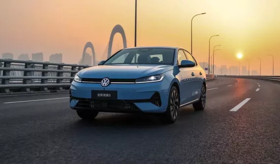 Volkswagen ra mắt sedan cỡ nhỏ mới, giá rẻ nhưng trang bị "xịn sò" như ô tô điện