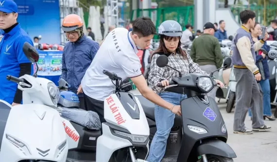 Giá xăng dầu tăng mạnh, người Việt đặt mua hơn 135.000 xe máy điện VinFast trong tháng 3/2026