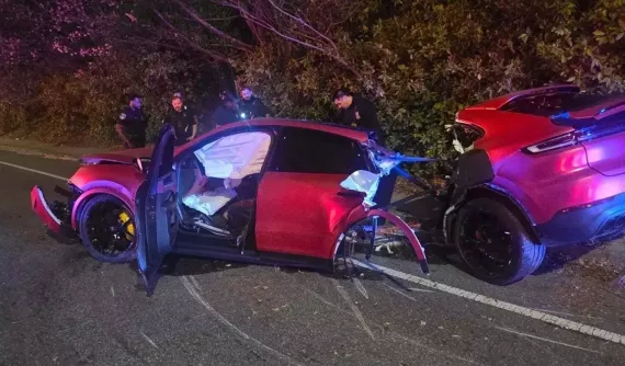 Chiếc Porsche Cayenne bị xé đôi trong tai nạn tốc độ cao, người lái không hề hấn gì