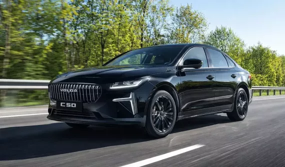 Thương hiệu thời Xô Viết nổi tiếng nhất của Nga trở lại, ra mắt 2 mẫu ô tô đầu tiên