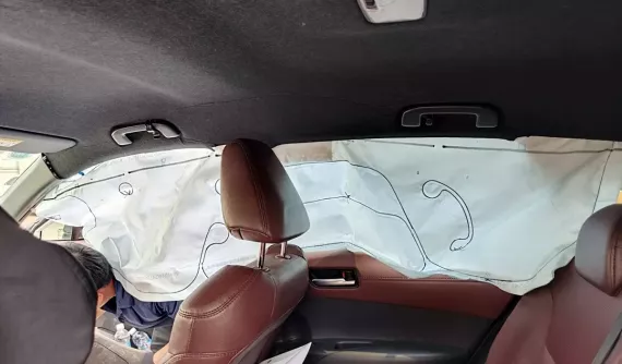 Vụ chiếc Corolla Cross bung túi khí khi đi cạnh xe tải bị nổ lốp: Toyota Việt Nam lên tiếng giải thích