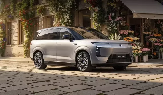 BYD mở bán SUV cỡ lớn Denza N8L phiên bản sạc nhanh mới, chạy 430 km mà không tốn xăng