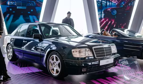 Mục sở thị mẫu sedan "đỉnh cao" của Mercedes-Benz nhưng do Porsche lắp ráp, số ODO mới hơn 400 km