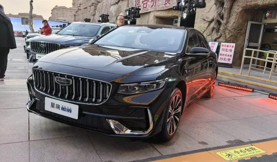 Geely Preface i-HEV tiêu thụ 3,98 lít xăng/100 km được mở bán, cạnh tranh với Toyota Camry bằng giá rẻ