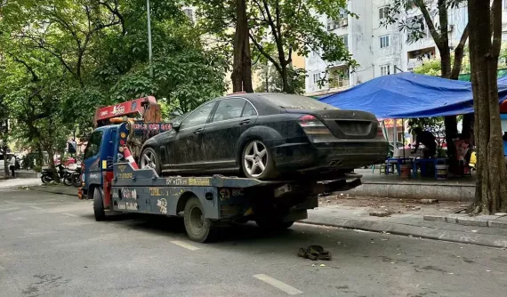 Lý do khiến chiếc Mercedes-AMG S63 đỗ trên vỉa hè Hà Nội suốt 10 năm bị cẩu đi